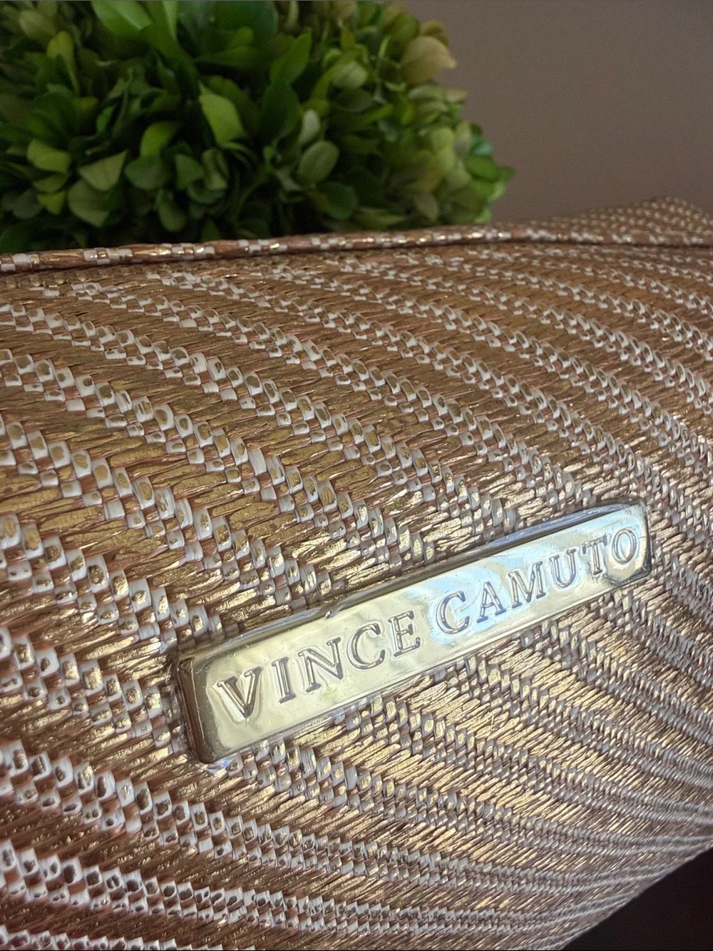 VINCE CAMUTO 💄IRIDESCENT GOLD-TONE COSMETIC BAG💄 WITH TASSEL CHARMS 🌟NWT🌟